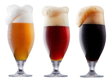 Köpük soğuk bira kupa topluluğu