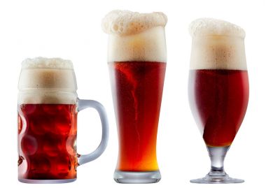 Kupa köpük soğuk koyu kırmızı bira