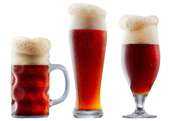 Кружка холодного темно-красного пива с пеной — стоковое фото