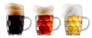 Köpük soğuk bira kupa topluluğu