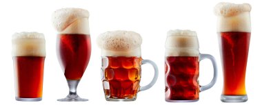 Kupa köpük soğuk koyu kırmızı bira