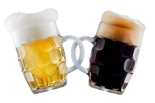 Duas canecas de cerveja a fazer torradas — Fotografia de Stock