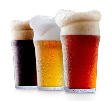 Köpük soğuk bira kupa topluluğu