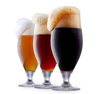 Köpük soğuk bira kupa topluluğu