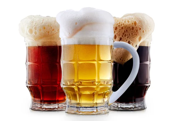 泡で冷ややかなビールのマグカップ コレクション — ストック写真