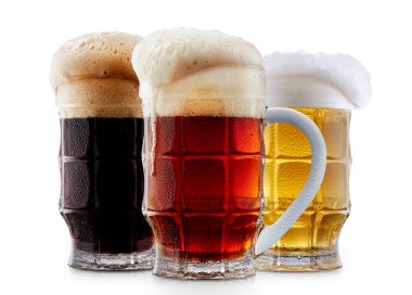 Köpük soğuk bira kupa topluluğu