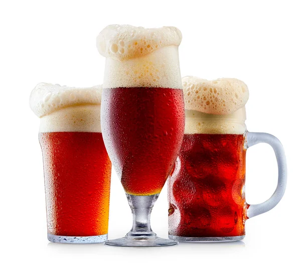 Caneca de cerveja vermelha escura gelada com espuma — Fotografia de Stock