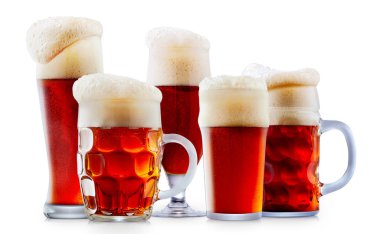 Kupa köpük soğuk koyu kırmızı bira