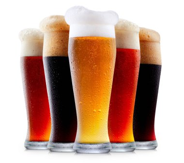 Köpük soğuk bira kupa topluluğu