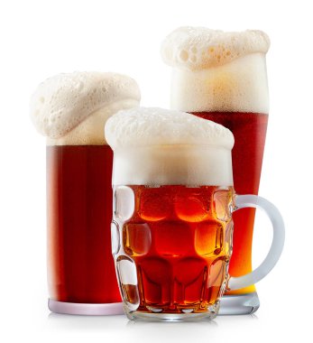 Kupa köpük soğuk koyu kırmızı bira