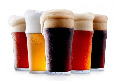 Köpük soğuk bira kupa topluluğu