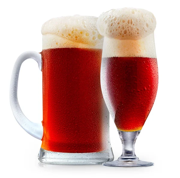 泡で冷ややかな暗い赤ビールのジョッキ — ストック写真