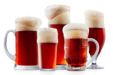 Kupa köpük soğuk koyu kırmızı bira