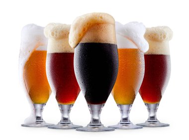 Köpük soğuk bira kupa topluluğu