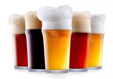 Köpük soğuk bira kupa topluluğu