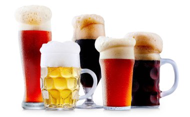 Köpük soğuk bira kupa topluluğu