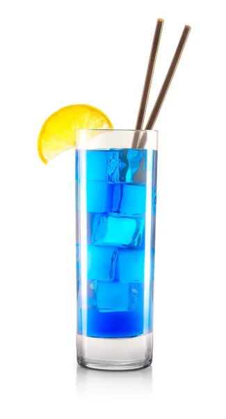 Blue curacao cocktail in glas geïsoleerd op wit — Stockfoto