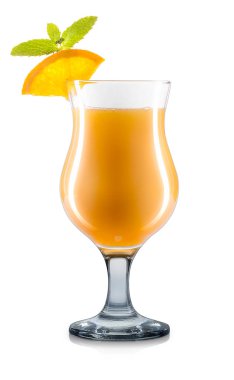 Beyaz arkaplanda Mimosa kokteyli izole edildi