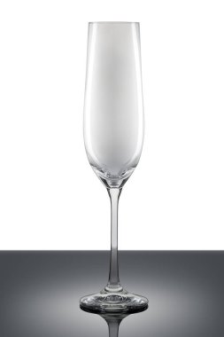 Beyaz izole boş şampanya kadehi