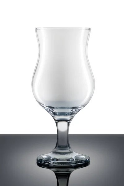 Bicchiere da cocktail uragano vuoto isolato su bianco — Foto Stock