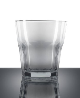 Beyaz bir arka plan üzerinde boş eski moda kokteyl cam