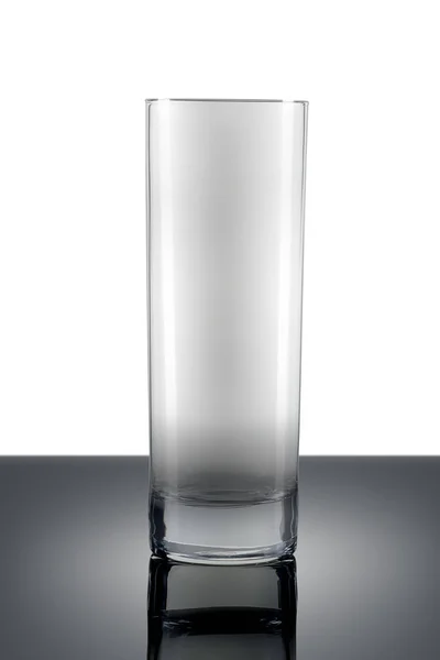 Vaso de cóctel vacío sobre fondo blanco — Foto de Stock