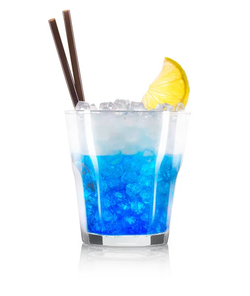Blauer Curaçao-Cocktail mit Limette und schwarzem Stroh — Stockfoto