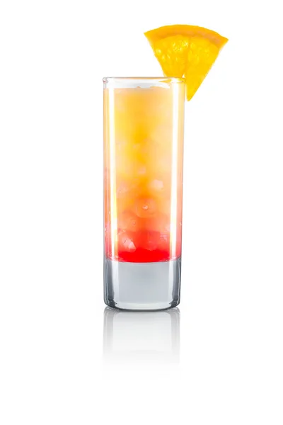 Cocktail giallo con lime isolato su bianco — Foto Stock