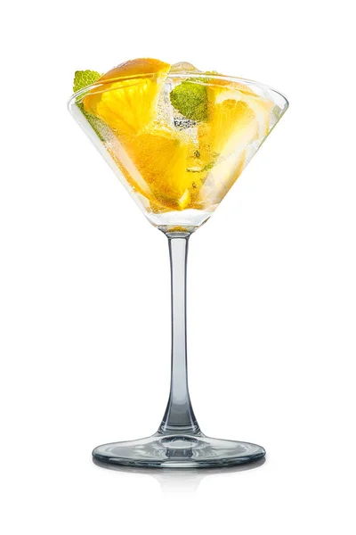 Coquetel de mojito em vidro martini isolado em branco — Fotografia de Stock