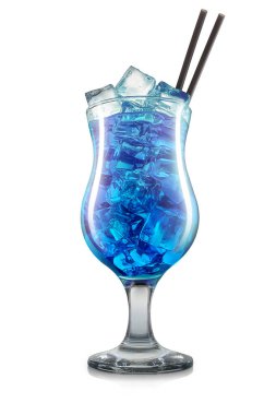 Blue curacao kokteyl beyaz arka plan üzerinde izole