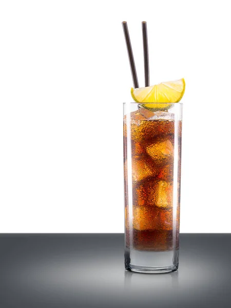 Soda klasik cam üzerinde beyaz izole kokteyl — Stok fotoğraf