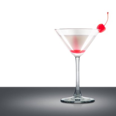 Beyaz arka plan üzerinde izole pina colada kokteyli