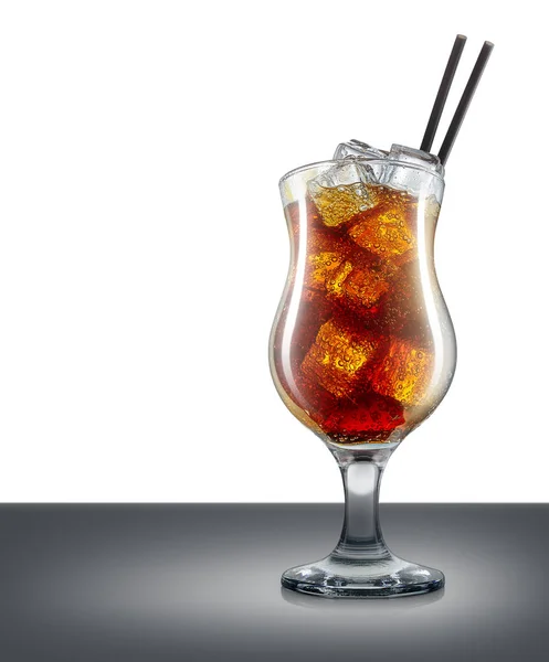 Cocktail gassato isolato su fondo bianco — Foto Stock