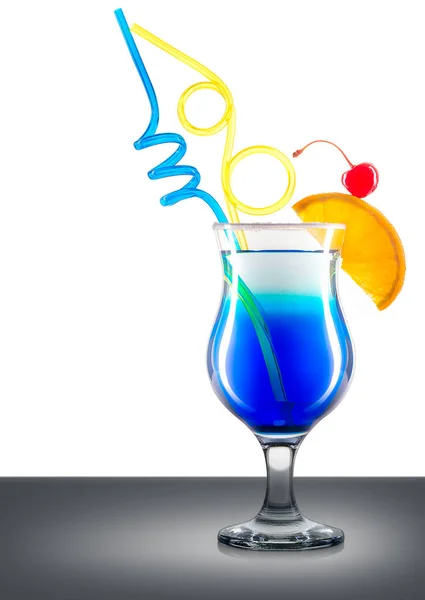 Blue curacao cocktail geïsoleerd op witte achtergrond — Stockfoto