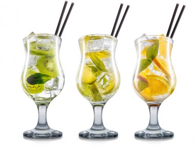Beyaz arka plan üzerinde izole Mojito kokteyller