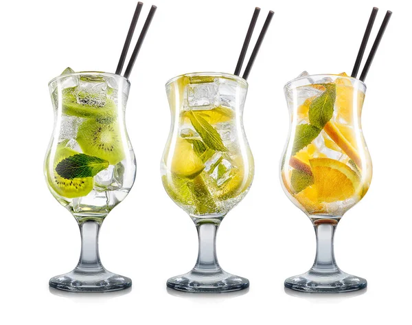 Beyaz arka plan üzerinde izole Mojito kokteyller — Stok fotoğraf