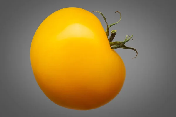 Tomate amarillo aislado sobre fondo gris —  Fotos de Stock