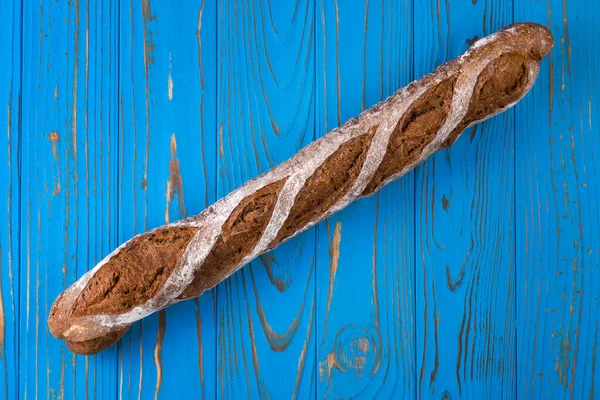 Foto vista dall'alto di baguette francese su tavolo di legno blu — Foto Stock