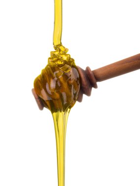 Beyaz arkaplanda, kırpma yolu ile izole edilmiş ahşap bir kepçe üzerindeki bal