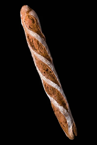 Französisches Roggen-Baguette isoliert auf schwarzem Hintergrund mit Schneideweg. — Stockfoto