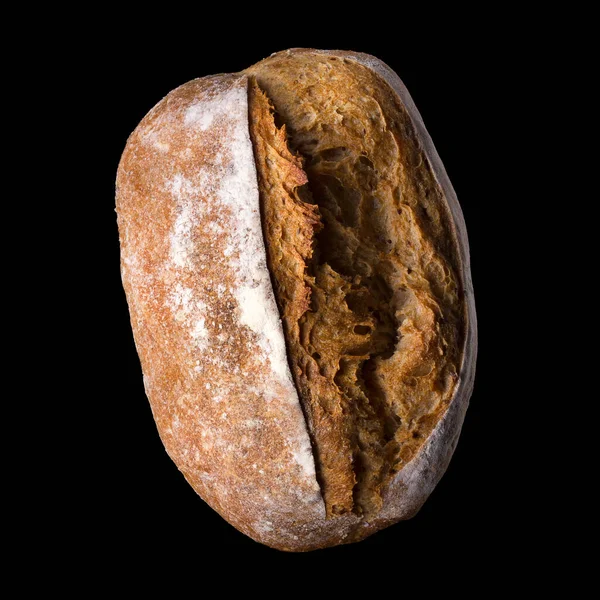 Vers gebakken roggebrood geïsoleerd op een zwarte achtergrond met knippad — Stockfoto