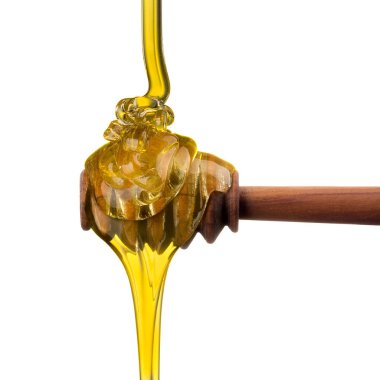 Beyaz arkaplanda, kırpma yolu ile izole edilmiş ahşap bir kepçe üzerindeki bal