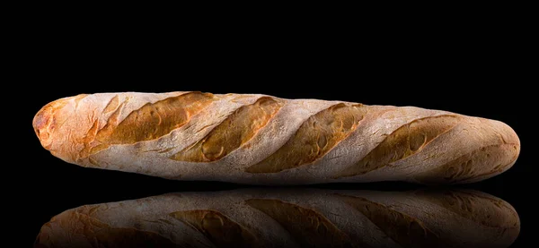 Siyah arka planda yansıması olan Fransız ekmeği. — Stok fotoğraf