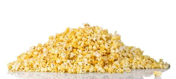 Roztroušený popcorn izolované na bílém pozadí — Stock fotografie