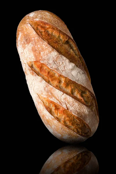 Vers gebakken roggebrood met reflectie geïsoleerd op een zwarte achtergrond — Stockfoto