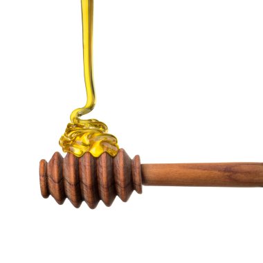 Beyaz arkaplanda, kırpma yolu ile izole edilmiş ahşap bir kepçe üzerindeki bal