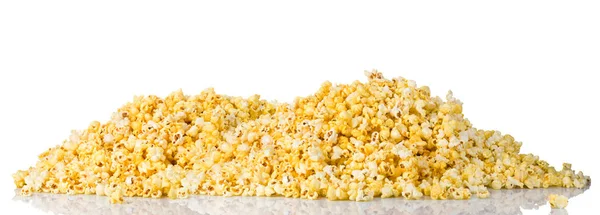Popcorn dispersé isolé sur un fond blanc — Photo