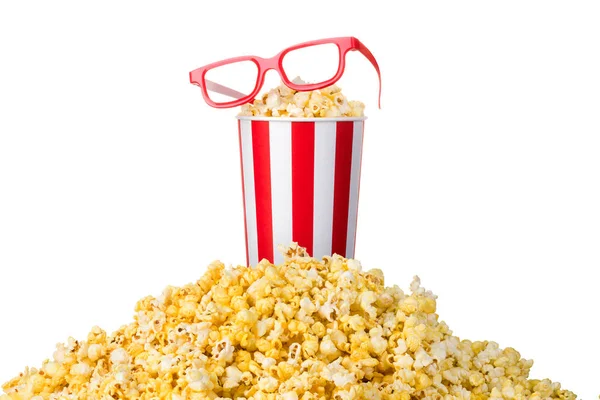 Papier w paski wiadro i 3d szklanki na kupie popcornu izolowane na białym — Zdjęcie stockowe