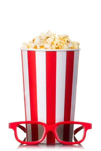 Wiadro w paski papierowe z popcornem i szklankami 3d izolowanymi na białym tle — Zdjęcie stockowe