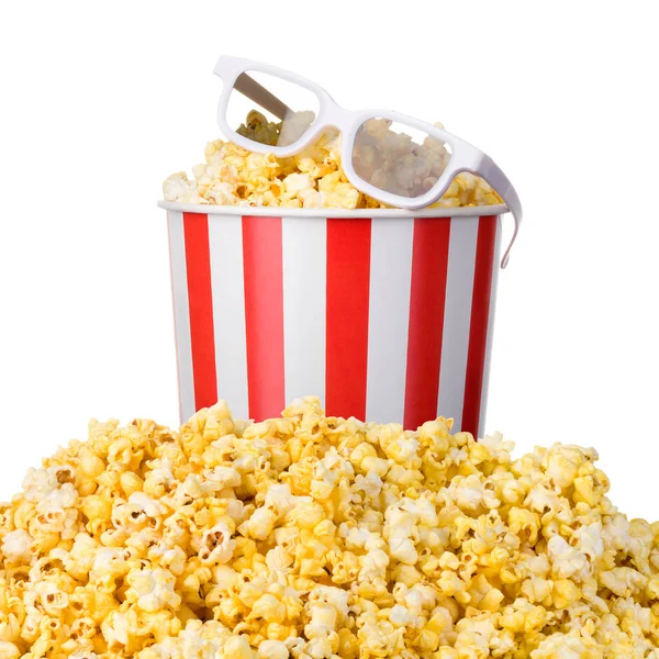 Papier w paski wiadro i 3d szklanki na kupie popcornu izolowane na białym — Zdjęcie stockowe